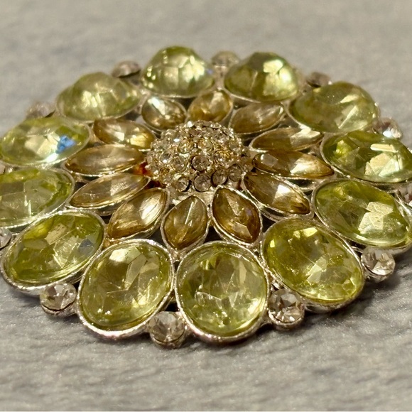 Vintage unsigned beautiful light Green flower Brooch with Rhinestones - Picture 6 of 17